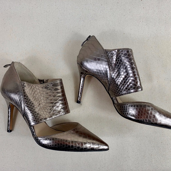 Vince Camuto Shoes - 💫Vince Camuto Metallic Heels.